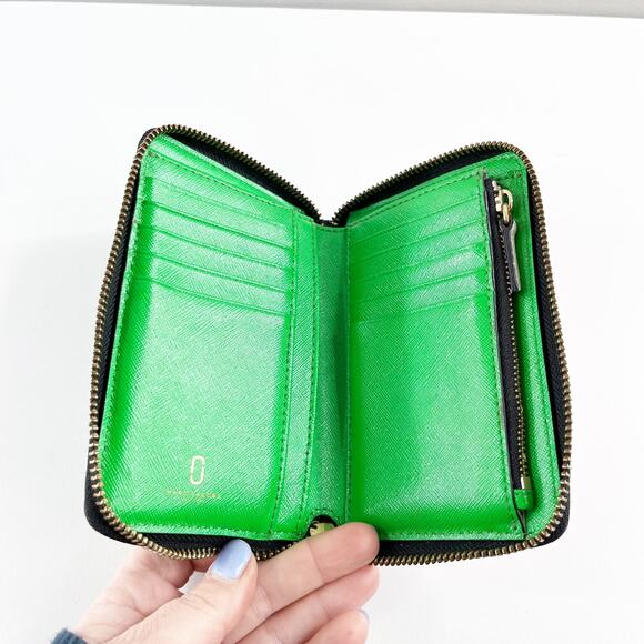 Marc Jacobs The Snapshot Mini Compact Wallet in Black  Marc Jacobs Mini Compact Leather Snapshot Zip Around Wallet Black Pink